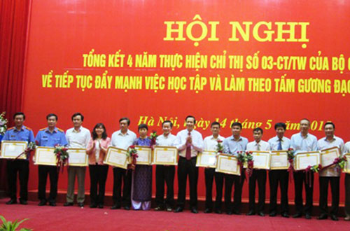 Những điển hình tiên tiến làm theo gương Bác